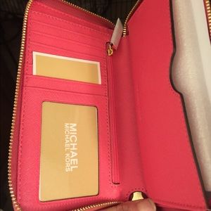 NWT Michael Kors Wristlet smartphone holder